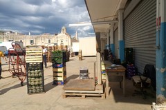 Dopo lo sfratto, vendeva frutta e verdura: sequestro e multa da 5mila euro