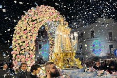 Il simulacro della Vergine del Rosario in processione sul carro floreale – LE FOTO