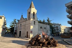 Arde il fuoco dell'Annunziata a Terlizzi: il sindaco firma ordinanza