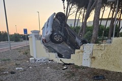 Salta la rotatoria sulla Terlizzi-Molfetta e si schianta contro un muro