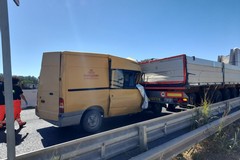 Dopo l'impatto resta incastrata tra le lamiere: morta una 42enne