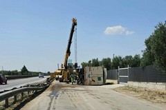 Tir si ribalta sulla strada provinciale 231 e sfonda il guardrail