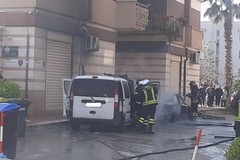 Auto in fiamme a Pasquetta, paura per i residenti di viale delle Mimose