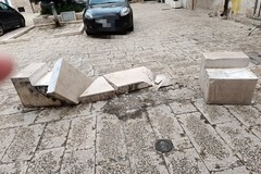 Largo Savoia: distrutta una panchina in marmo
