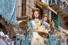 Madonna del Rosario, il Comitato: «Ai balconi lenzuola bianche ed eleganti»