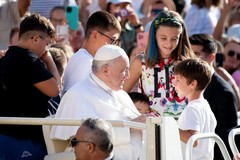Quattro bambini di Terlizzi salgono sulla papamobile di Francesco