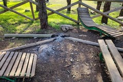 Parco comunale: sradicano staccionata e accendono un falò - FOTO