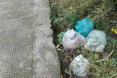 Foto-trappole e riprese di nascosto contro chi abbandona i rifiuti