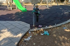Sporcizia nell'area giochi di viale Aldo Moro