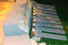 Giardino via Sanremo, atti vandalici o cedimento del parapetto?