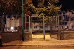 Cancello aperto e incustodito nell'area giochi della Scuola per l'Infanzia di via Sanremo (FOTO)