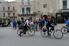 Turisti in bicicletta nel centro storico di Terlizzi
