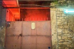 Auto in fiamme a Terlizzi: il rogo in un atrio condominiale di via Cialdini