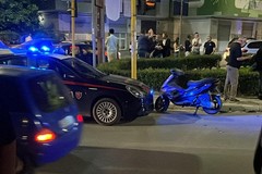 Per schivare un'auto, finiscono con lo scooter in un'aiuola. Due feriti