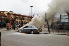 ULTIM'ORA - Auto in fiamme in viale Roma