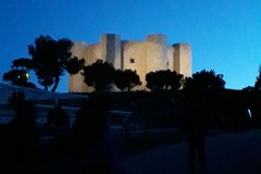 L'arte di De Santoli ritrae il solstizio a Castel del Monte