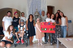 Un libro tattile dedicato al Carro Trionfale donato al Comitato Festa Maggiore 2025