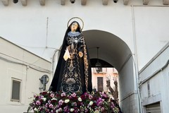 Il simulacro della Madonna Addolorata attraversa le vie della città: l’abbraccio dei fedeli