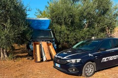 Autocarro rubato ritrovato nelle campagne: cresce l’allarme
