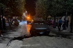 Incidente in pieno centro: Mercedes finisce nella Villa Comunale