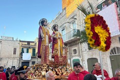 Santi Medici, i fedeli hanno accompagnato le sacre effigi in processione
