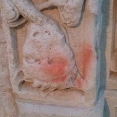 Il portale dell'antica cattedrale romanica imbrattato con la vernice rossa