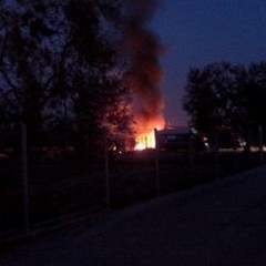 Vasto incendio ieri sera nella zona attorno a via Giovinazzo: segnalato un rogo di plastica