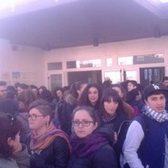  "Sciopero bianco " al Polo Liceale, i ragazzi protestano fuori della scuola