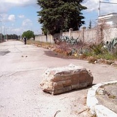 Un pezzo di muro sulla strada e altri rifiuti alla stazione di Sovereto