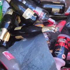 Decine di bottiglie (vuote) di liquori abbandonate sulla via Appia-Traiana