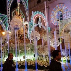 Il sindaco Gemmato: "L'immagine della Madonna sui fiori la dedichiamo a don Mimmo Amato "