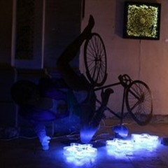 Vecchie lampadine, luci a led e tubi fluorescenti nella Pinacoteca "Michela de Napoli "