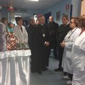 Il vescovo fa visita ai malati dell'ospedale Sarcone / FOTO