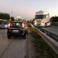 Assalto a un tir sulla 231, autista preso in ostaggio