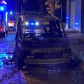 Fiamme nella notte di Halloween: distrutta una Renault Espace