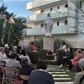 Mese mariano, fedeli in preghiera ai piedi della statua in via Ruvo