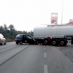 Auto finisce sotto un'autocisterna carica di carburante