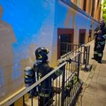 Dà fuoco ad un materasso nei pressi di un immobile comunale: intervento nella notte dei Vigili del Fuoco