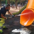 A Terlizzi operatori al lavoro per il lavaggio di giostrine e panchine nei parchi pubblici