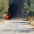 Fumo e fiamme dal cofano e l'auto a gpl prende fuoco in marcia