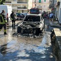 Auto prende fuoco mentre è in transito: tanta paura in via Sanremo