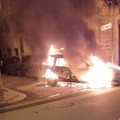 Paura in centro per un'auto in fiamme in via Diaz