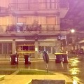 Piove... e i bidoni dei rifiuti vanno a farsi un giro per strada