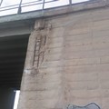 Cadono calcinacci dal ponte di via Mariotto. Le FOTO