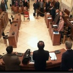 L'opposizione non si presenta, la maggioranza rinvia i punti all'ordine del giorno