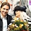 De Chirico dona i fiori di Terlizzi a Mara Venier