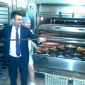Inforna pizzarelli e focacce, ma è il sindaco di Bari Antonio Decaro