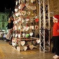 Addobbato con centinaia di cuori l'albero di Natale in piazza Cavour. Le FOTO