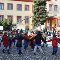 I bambini abbracciano gli alberi