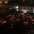 Sciagura treni, Terlizzi si stringe unita in una commovente fiaccolata. Foto